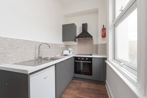 Fridge, oven, stovetop, toaster - PBC | Studio Apartment Earl's Court 121 EC5 (London)