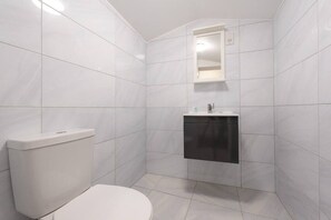 Hair dryer, towels - PBC | One Bed Earl's Court ECC3 (London)