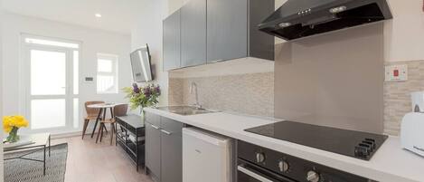 冷蔵庫、オーブン、コンロ、トースター