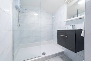 Secador de cabelo, toalhas de banho