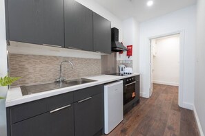 Kjøleskap, ovn, kokeplater og brødrister