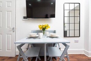 Dining - PBC | Nice Studio Apt - Earl's Court 119 - EC5 (London)