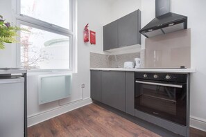 Fridge, oven, stovetop, toaster - PBC | Nice Studio Apt - Earl's Court 119 - EC5 (London)