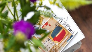 Een tijdschrift met de titel 'The World of Interiors', met een focus op interieurontwerp.