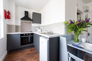 Fridge, oven, stovetop, toaster - PBC | Studio Apt - Earl's Court 119 - EC8 (London)