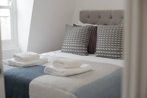 1 bedroom, iron/ironing board, free WiFi, bed sheets - PBC | Two-Bed Apt - Earl's Court 119 - EC9 (London)