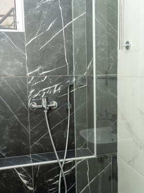 Departamento empresarial, 1 cama matrimonial, para no fumadores, baño privado | Baño | Regadera, secadora de cabello, toallas, jabón 