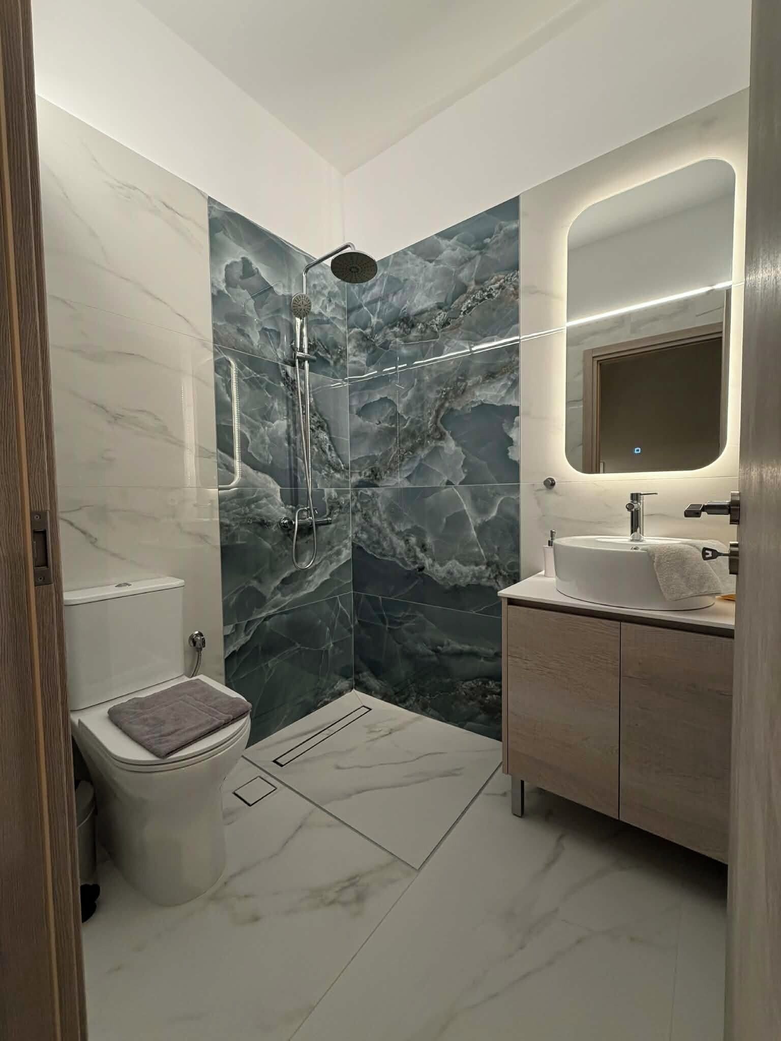 Deluxe Double Room | Bathroom | Shower, hair dryer, towels, soap