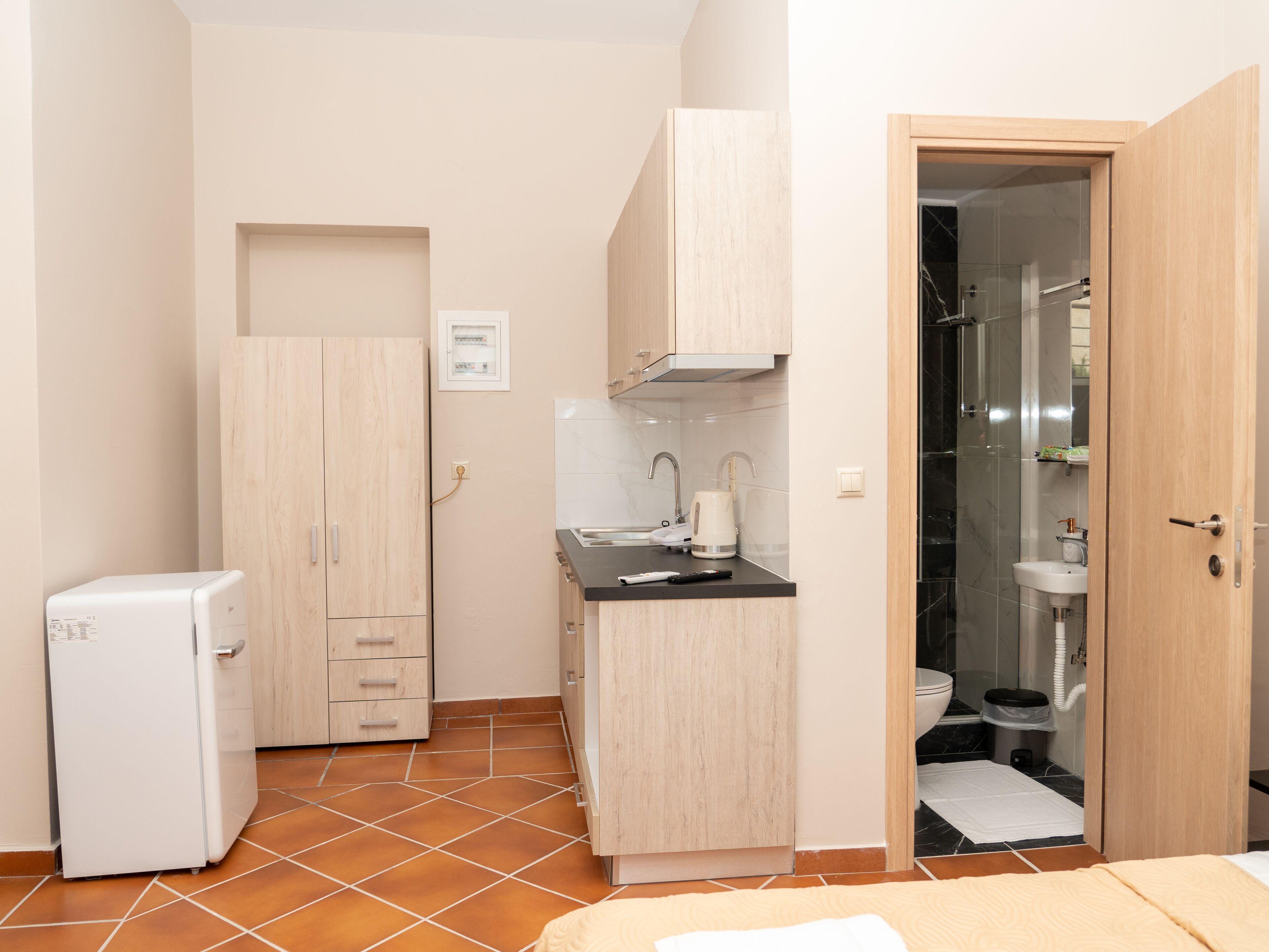 business apartment, 1 double bed, non smoking, private bathroom | private kitchen | full-sized fridge, coffee/tea maker, electric kettle