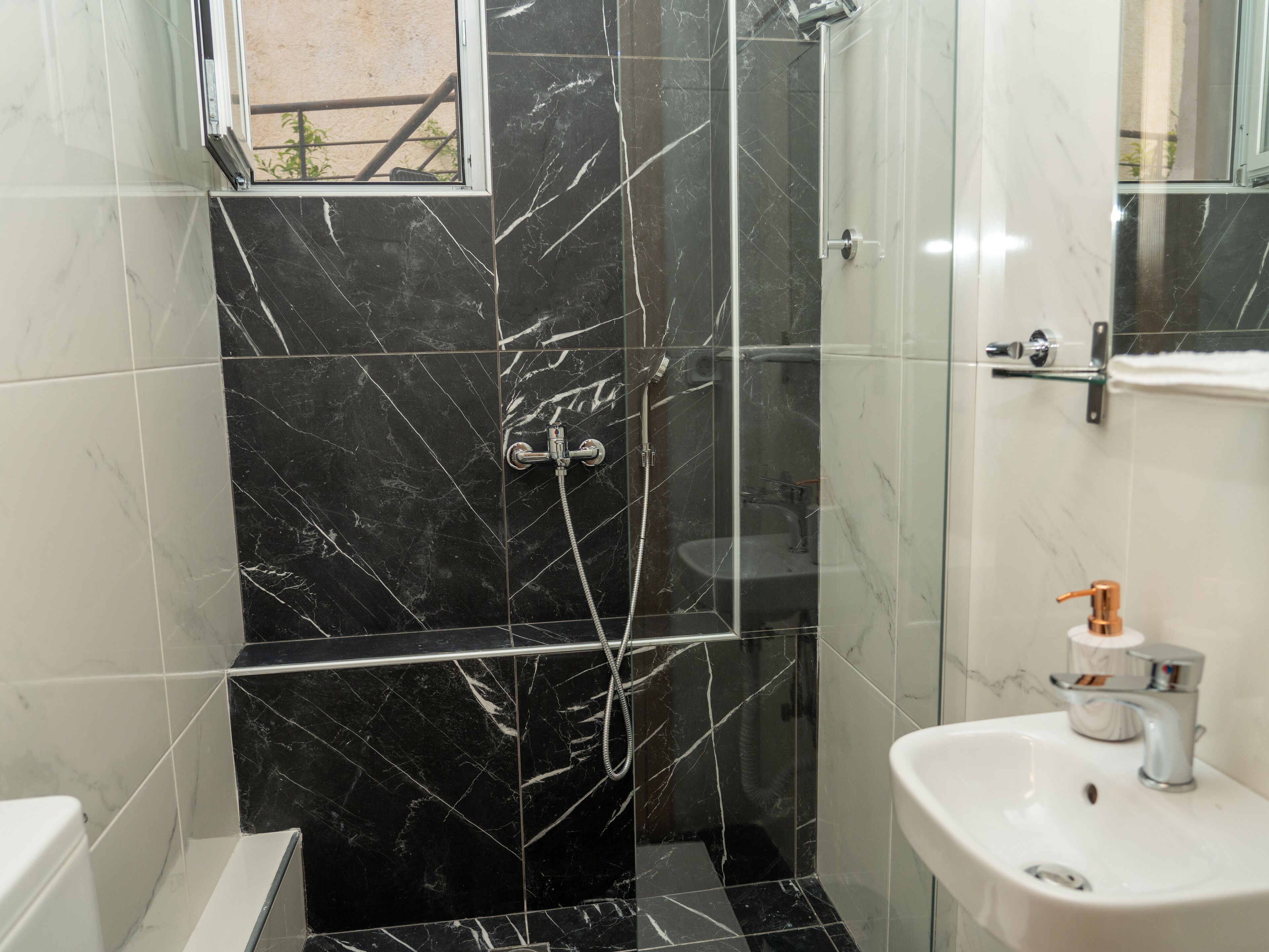 business apartment, 1 double bed, non smoking, private bathroom | bathroom | shower, hair dryer, towels, soap