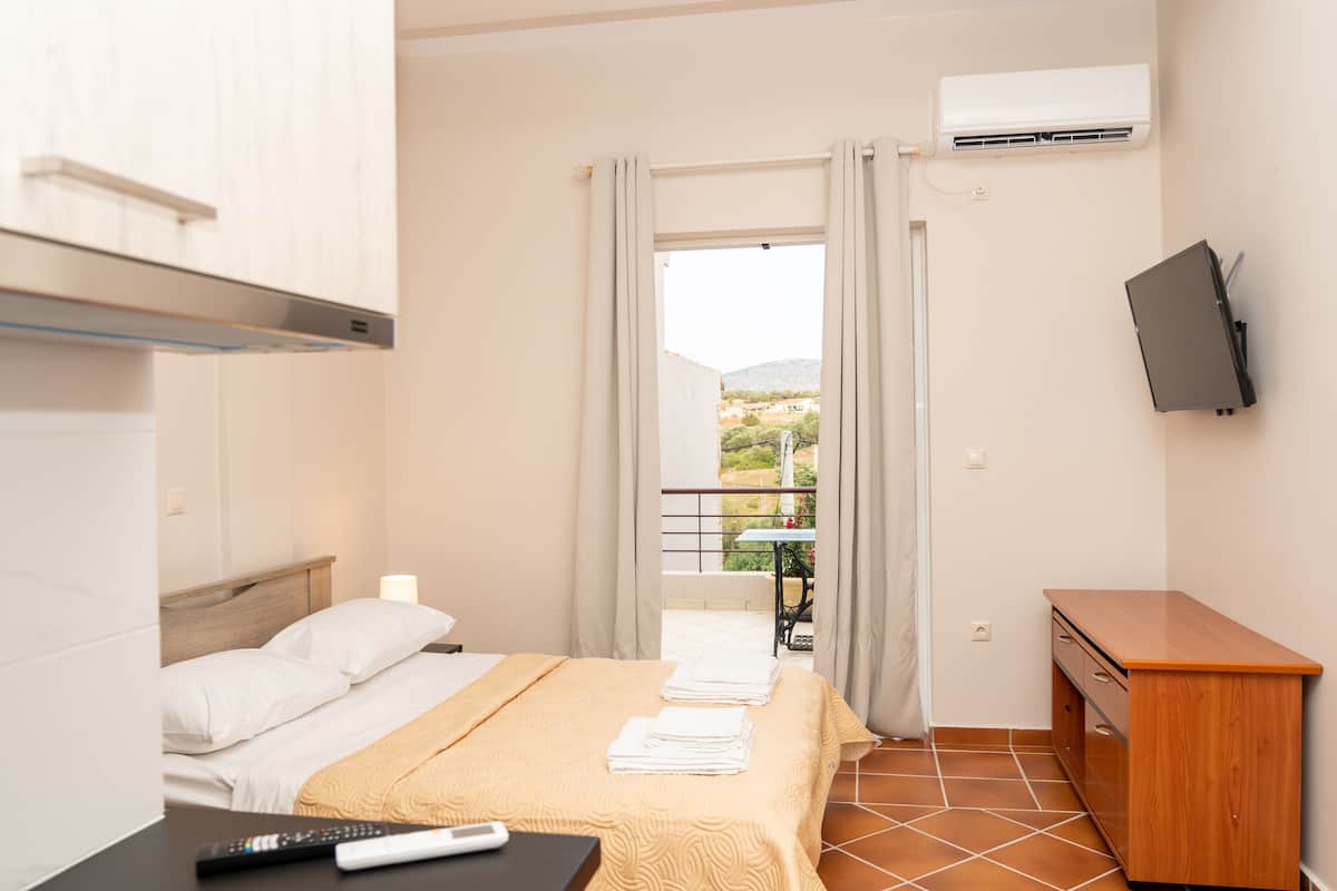 business apartment, 1 double bed, non smoking, private bathroom | blackout curtains, soundproofing, iron/ironing board, free wifi