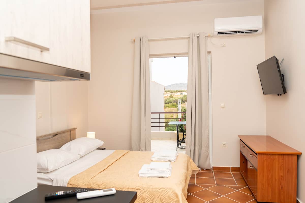 Business Apartment, 1 Double Bed, Non Smoking, Private Bathroom | 1 bedroom, blackout drapes, soundproofing, iron/ironing board
