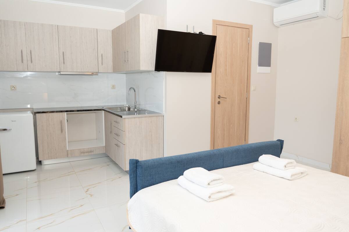 deluxe apartment | blackout curtains, soundproofing, iron/ironing board, free wifi