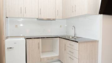Apartamento Deluxe | Cocina privada | Frigorífico grande, cafetera o tetera y hervidor eléctrico