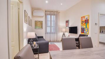 Design Apartment | Living area | 40-inch flat-screen TV with digital channels, TV