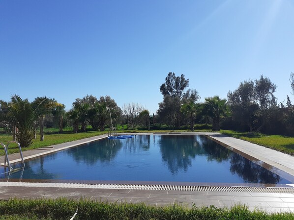 Outdoor pool - Belle Ferme Avec Piscine a Débordement , Dans la Nature et le Calme (Berrechid)