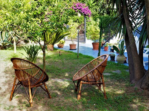 An oasis of peace  with garden close to the sea and parking free