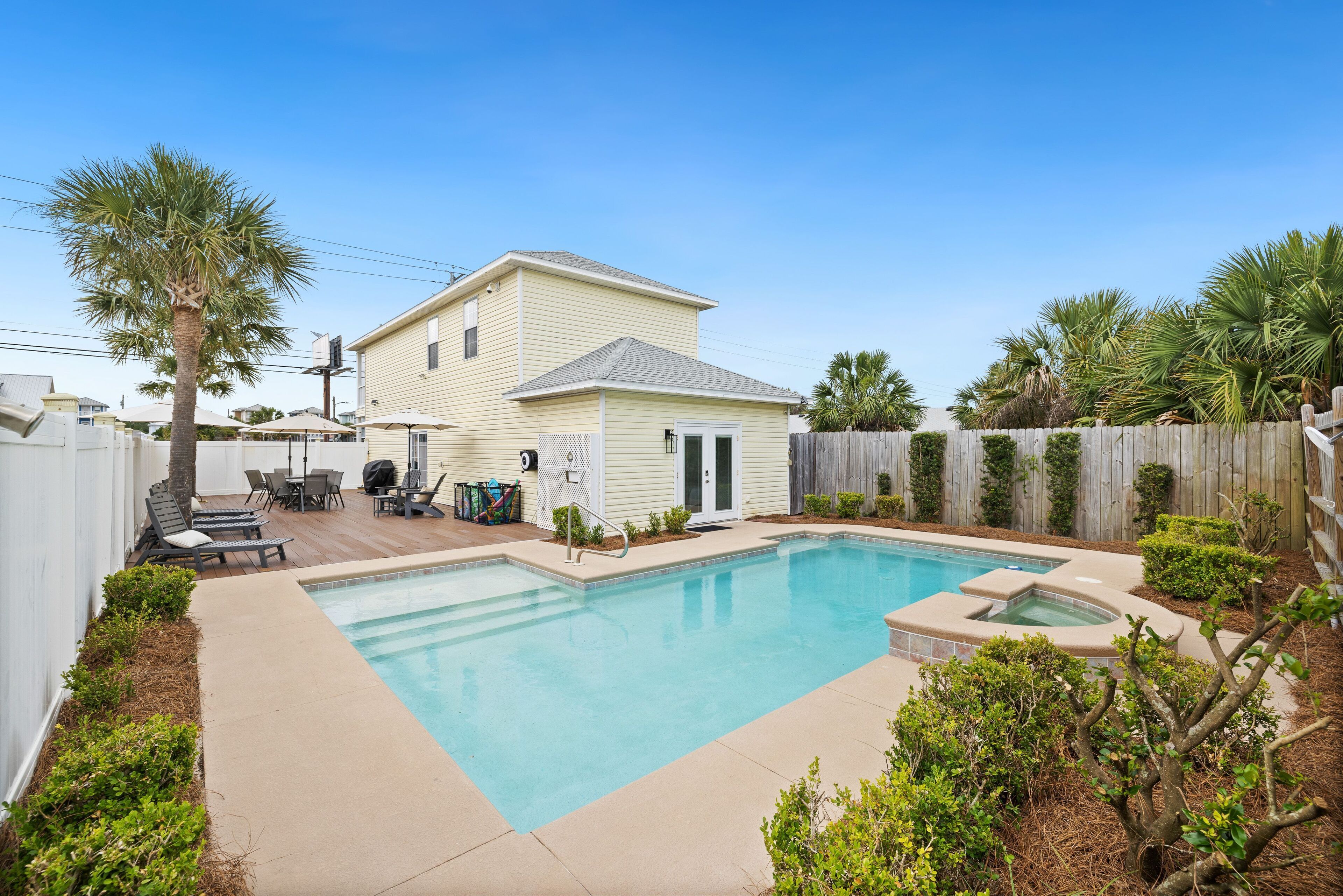 A Hidden Gem Dog friendly w/ private pool & hot tub Sleeps 10