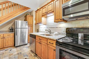 Coffee/tea maker, fridge, microwave, oven - Sunrise C-108 - Sunday River Condo (Newry)