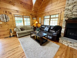 Smart TV, chimenea, futbolito y libros