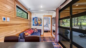 Una Smart TV, una chimenea