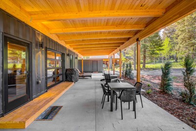 Two Pines - Unique container home w/hot tub - Downtown - Trailer Parking - Pet friendly