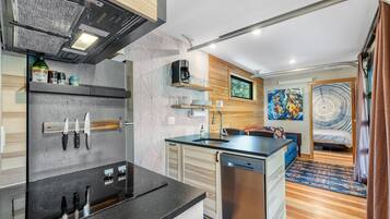 Frigorífic, microones, placa de cuina i rentaplats