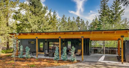 Two Pines - Unique container home w/hot tub - Downtown - Trailer Parking - Pet friendly