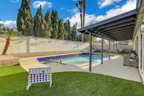 Pool - Cozy Family Home w/ Game Room and Swimming Pool ! 10 Minutes away from the Strip (Las Vegas)
