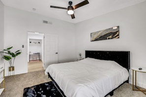 Room - Cozy Family Home w/ Game Room and Swimming Pool ! 10 Minutes away from the Strip (Las Vegas)
