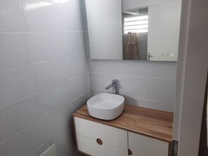 Dusche, Haartrockner, Handtücher