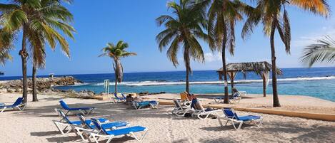 Chaises longues, serviettes de plage