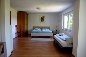 3 bedrooms, travel cot, WiFi, bed sheets