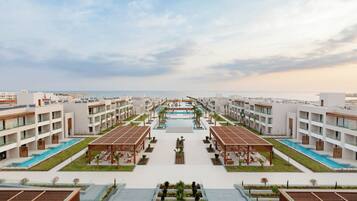 Minibar, coffres-forts dans les chambres, bureau, lits bébé (gratuits)