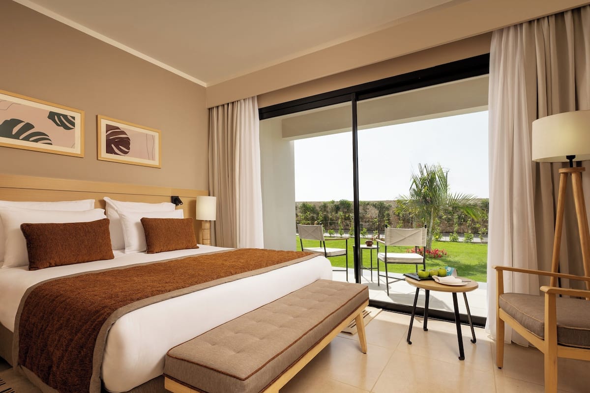 Deluxe kamer, 1 queensize bed, uitzicht op tuin | Een minibar, een kluis op de kamer, een bureau, gratis babybedden