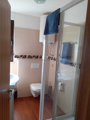 Dusche, Haartrockner, Handtücher, Seife