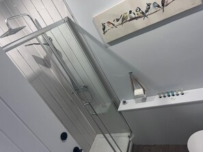 Douche, sèche-cheveux, serviettes fournies, savon