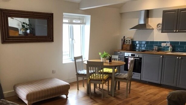 A compact living space with a dining area, kitchenette, and seating area. - Central Teignmouth - Sleeps 4 - Pets Allowed (Teignmouth)