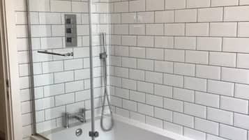 Apartment | Bathroom | Combined shower/bathtub, deep-soaking bathtub, hair dryer, towels