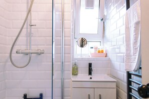Hair dryer, towels, soap, shampoo - Nice 4-Bedroom Flat near City Centre 2-min Walk to Metro !! Business Friendly! (London)