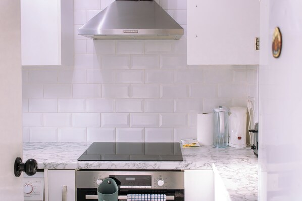 Fridge, microwave, oven, stovetop - Nice 4-Bedroom Flat near City Centre 2-min Walk to Metro !! Business Friendly! (London)