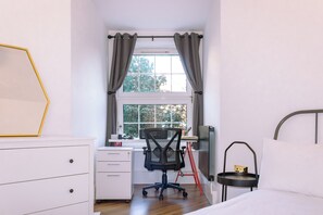 4 bedrooms, desk, iron/ironing board, travel cot - Nice 4-Bedroom Flat near City Centre 2-min Walk to Metro !! Business Friendly! (London)