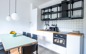 Réfrigérateur, four à micro-ondes, un four, cafetière-théière