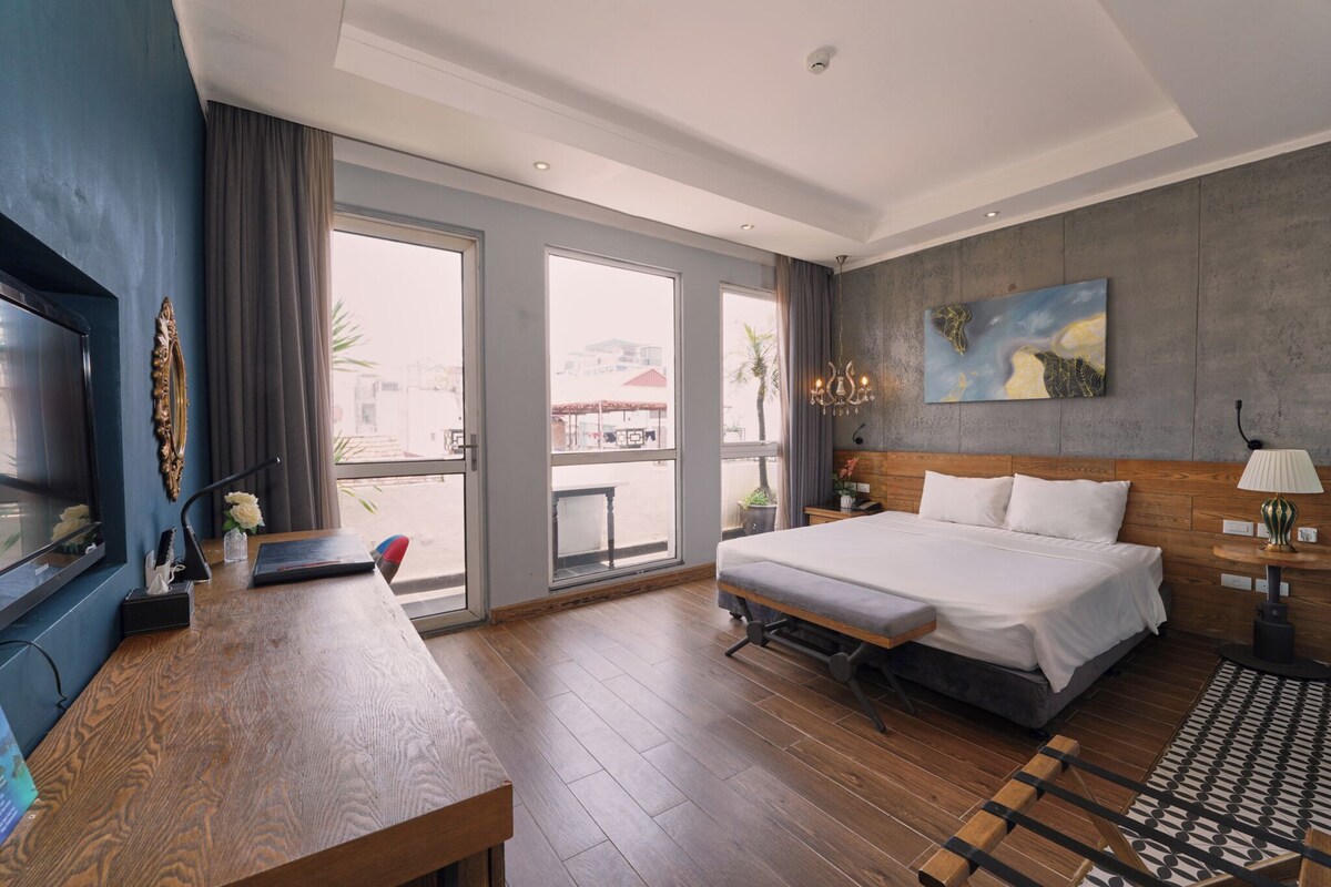 Junior Suite, Balcony | Down comforters, minibar, in-room safe, desk