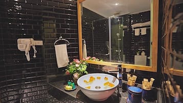 Habitación familiar, varias camas | Baño | Ducha y cabezal de ducha con hidromasaje