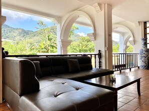 Coin salon dans le hall