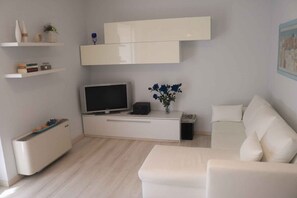 TV - Holiday apartment Apartment near the center with swimming pool, air conditioning, parking space (Lazise)