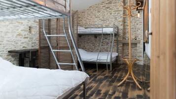 2 Schlafzimmer, Schreibtisch, Bügeleisen/Bügelbrett, Reisekinderbett