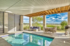 حمّام سباحة مُدفَّأ