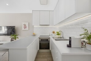 Fridge, oven, stovetop, coffee/tea maker